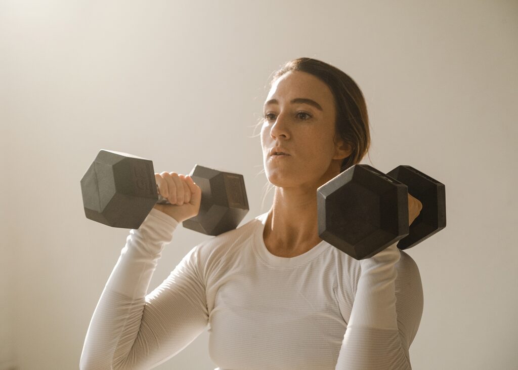woman strength training 